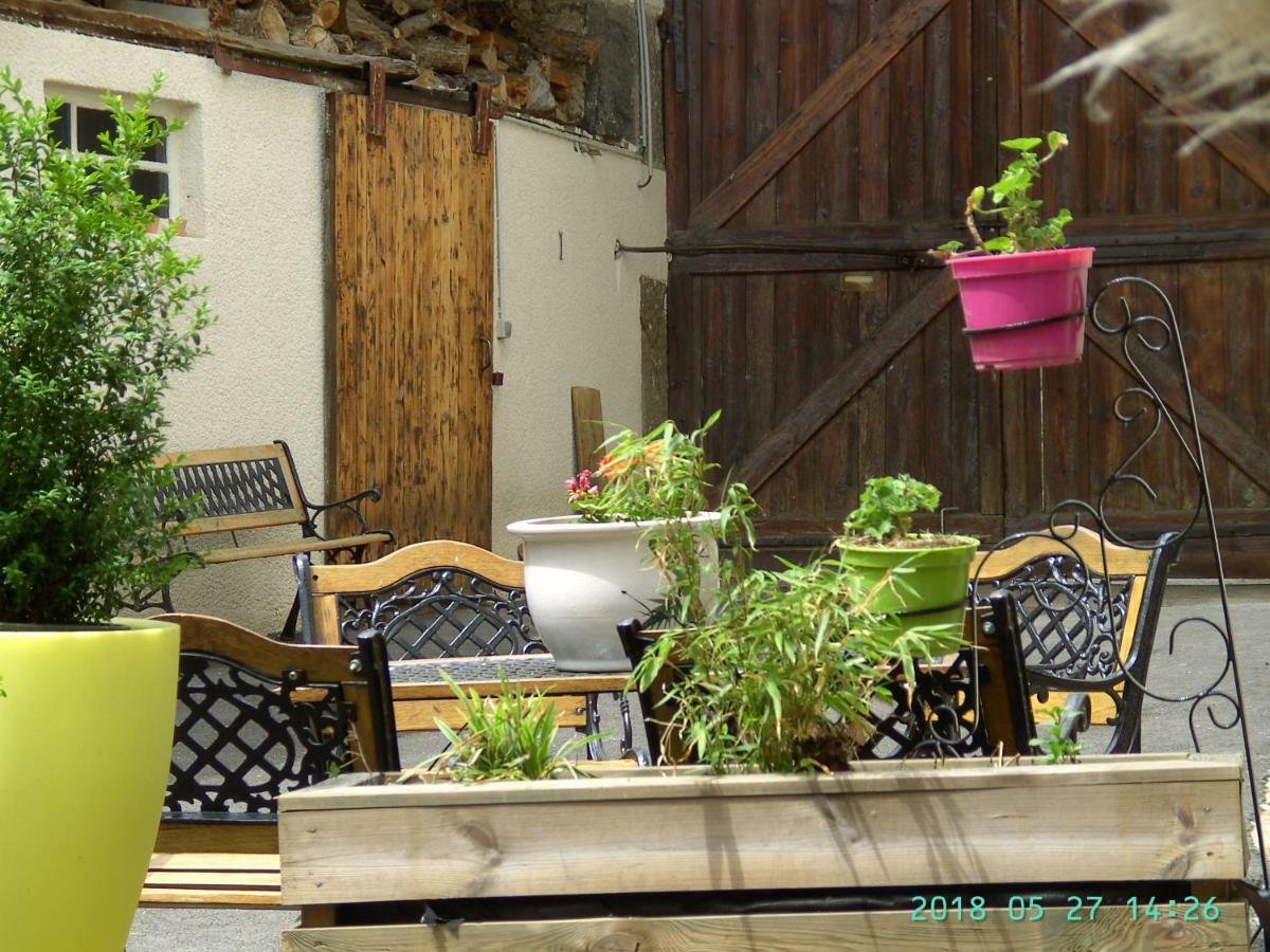 La Fontaine Acomodação com café da manhã Saint-Georges-en-Couzan Exterior foto